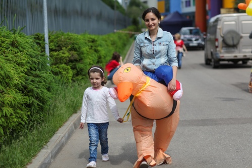 Чтобы детям было весело, ребята примеряют любые костюмы Чтобы детям было весело, ребята примеряют любые костюмы