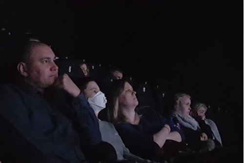 Взрослым тоже было трудно оторваться от экрана Взрослым тоже было трудно оторваться от экрана