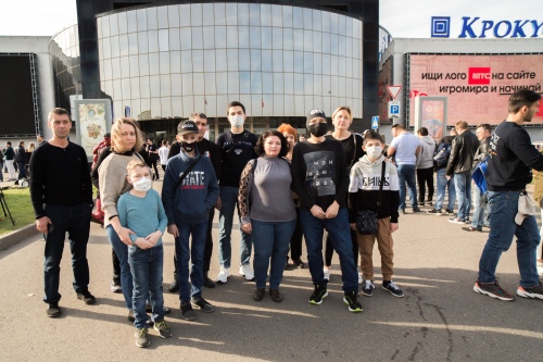 Наши подопечные с родителями перед выставкой Наши подопечные с родителями перед выставкой