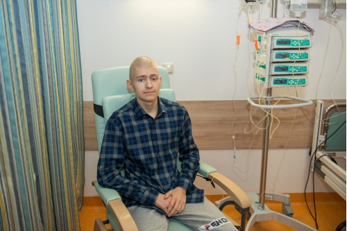 Раньше Дима думал, что от рака вылечиться нельзя, но сейчас он уверен, что его болезнь излечима Раньше Дима думал, что от рака вылечиться нельзя, но сейчас он уверен, что его болезнь излечима