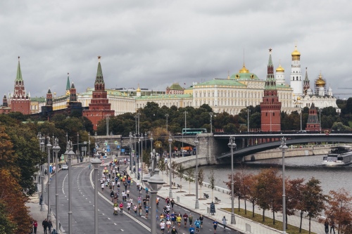 По набережной, мимо Кремля По набережной, мимо Кремля