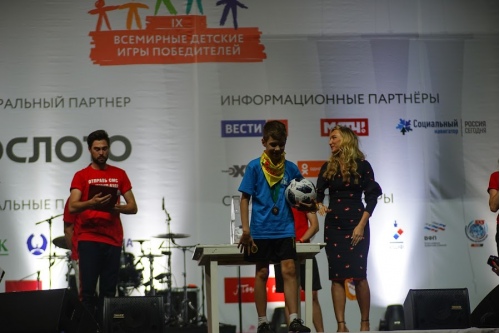 Екатерина Смольникова вручила мяч с автографами игроков российской сборной по футболу Тимофею Хохлову Екатерина Смольникова вручила мяч с автографами игроков российской сборной по футболу Тимофею Хохлову