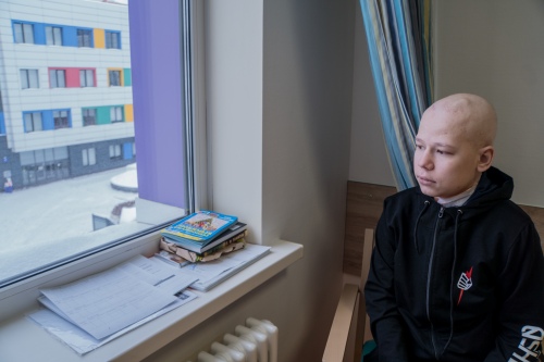 За время лечения в Центре Вадим вышел на улицу лишь однажды. После получасовой прогулки у него поднялась высокая температура. Больше на улице Вадим не был. За время лечения в Центре Вадим вышел на улицу лишь однажды. После получасовой прогулки у него поднялась высокая температура. Больше на улице Вадим не был.