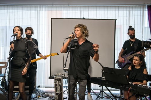 Егор Мускат и Black Velvet Band исполнили кавер-версии хитов 80-90 гг Егор Мускат и Black Velvet Band исполнили кавер-версии хитов 80-90 гг