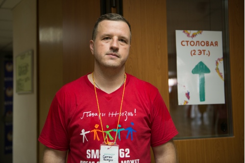 «Место у входа в столовую — самое веселое. Это знакомства, общение с участниками и гостями». «Место у входа в столовую — самое веселое. Это знакомства, общение с участниками и гостями».