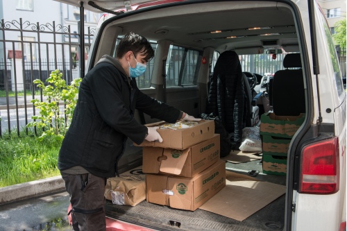 Идет погрузка продуктов Идет погрузка продуктов