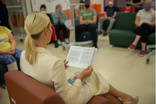 Елена читает рассказ детям Елена читает рассказ детям
