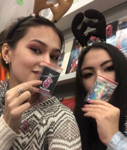 Подруги с брошами Подруги с брошами