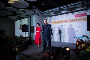 Дмитрий Литвинов приглашает на сцену победителя Дмитрий Литвинов приглашает на сцену победителя