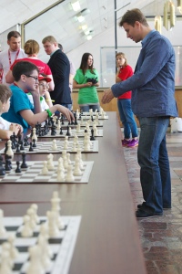 Александр Мотылев проводит сеанс одновременной игры Александр Мотылев проводит сеанс одновременной игры