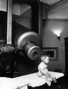 Лечение ребенка с использованием линейного ускорителя. 1957 г. Лечение ребенка с использованием линейного ускорителя. 1957 г.